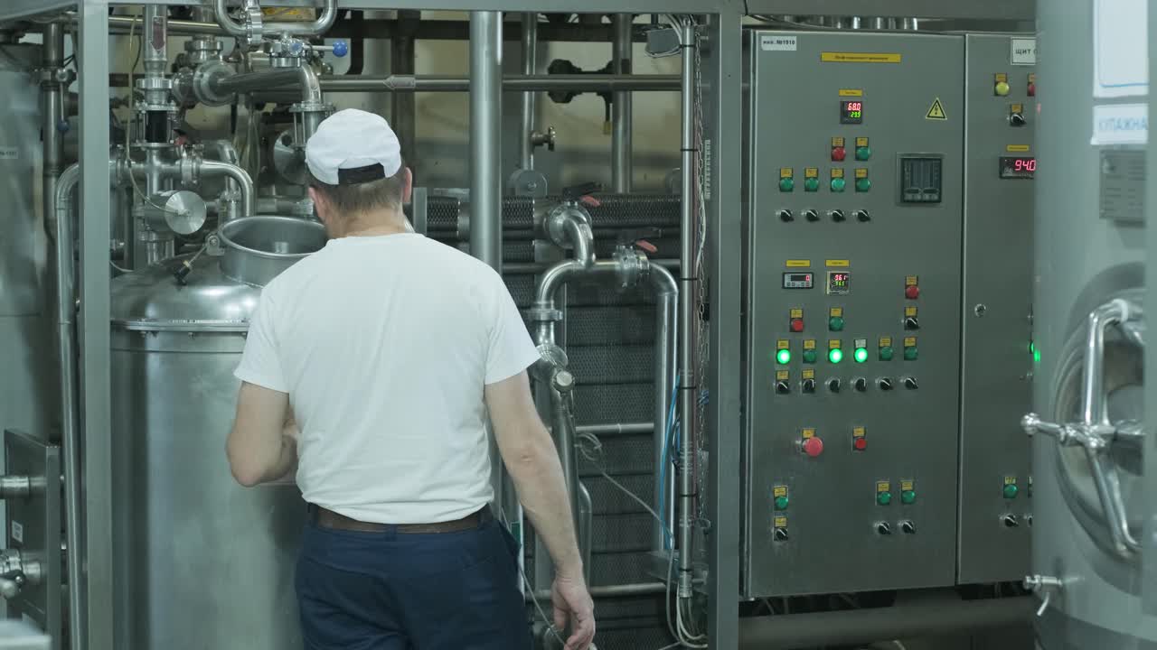 proceso de fabricación en una planta moderna de bebidas