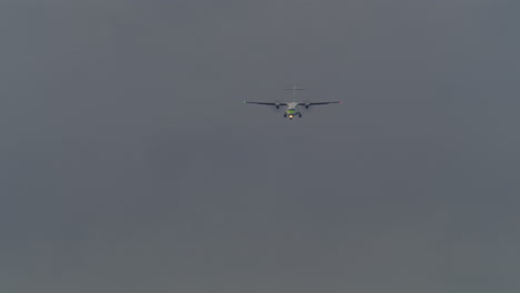 el avión de pasajeros está aterrizando.