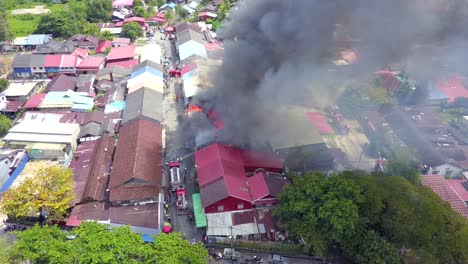 Drohne-Fliegt-Im-Feuerrauch-Und-Sieht-Das-Gebäude-In-Flammen