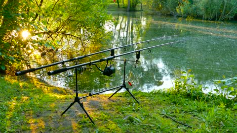 Fischfang-Mit-Angelrute-An-Einem-See-Mit-Flackerndem-Sonnenlicht,-Das-Sich-Auf-Der-Wasseroberfläche-Widerspiegelt