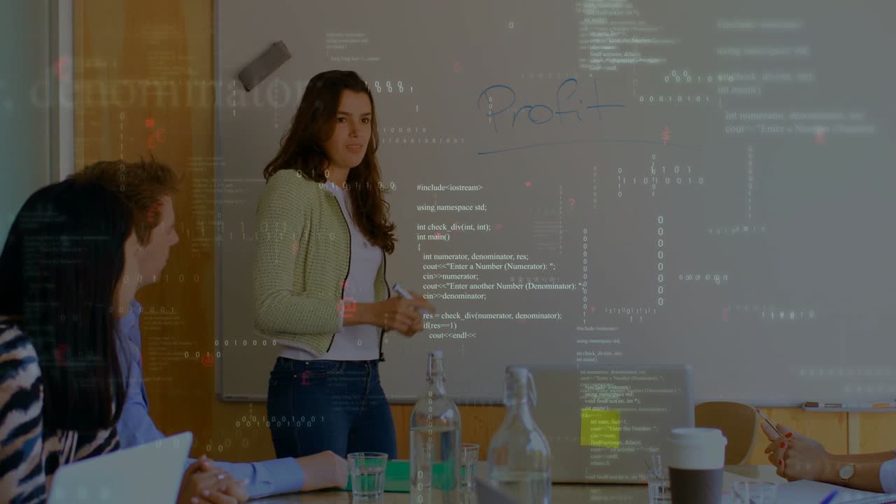 Presentadora escribiendo en una pizarra y generando una superposición de código mientras explica la interfaz de usuario (UI) al equipo.