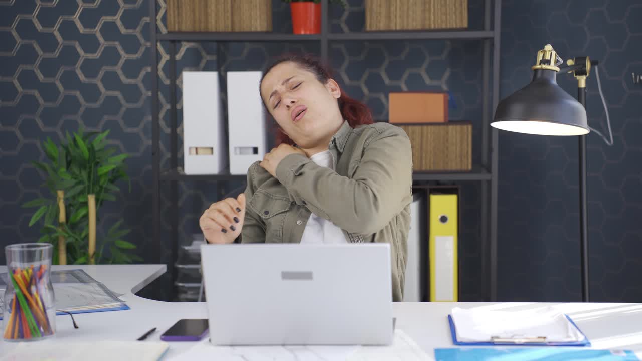 어깨가 아픈 사업가는 지루합니다.