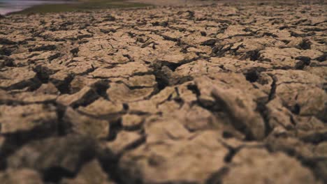 Dürre-Und-Große-Risse-In-Einem-Trockenen-Boden