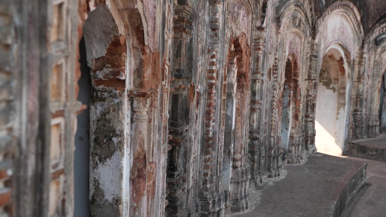 Questo luogo è chiamato "108 Templi di Shiva" perché è composto da 108 templi di Shiva. Si trova a Kalna, nel distretto di Bardwan, nel Bengala Occidentale.