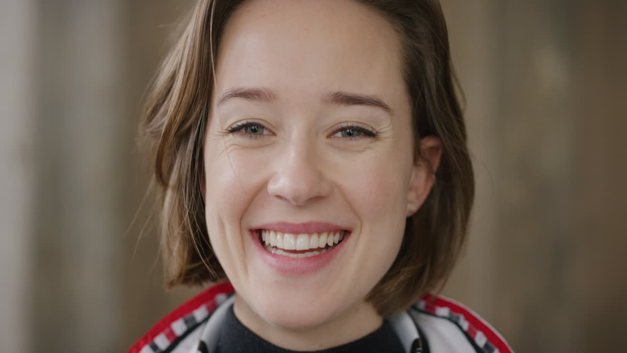 retrato de cerca de una mujer hermosa y segura riendo disfrutando de su estilo de vida una estudiante adolescente exitosa con moda de moda en cámara lenta