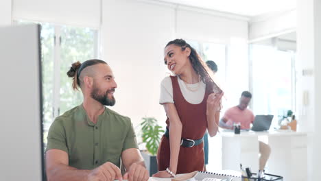 Geschäftsleute-Flirten,-Lachen-Und-Reden