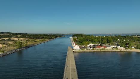 mirando hacia el este hacia el lago muskegon en otoño