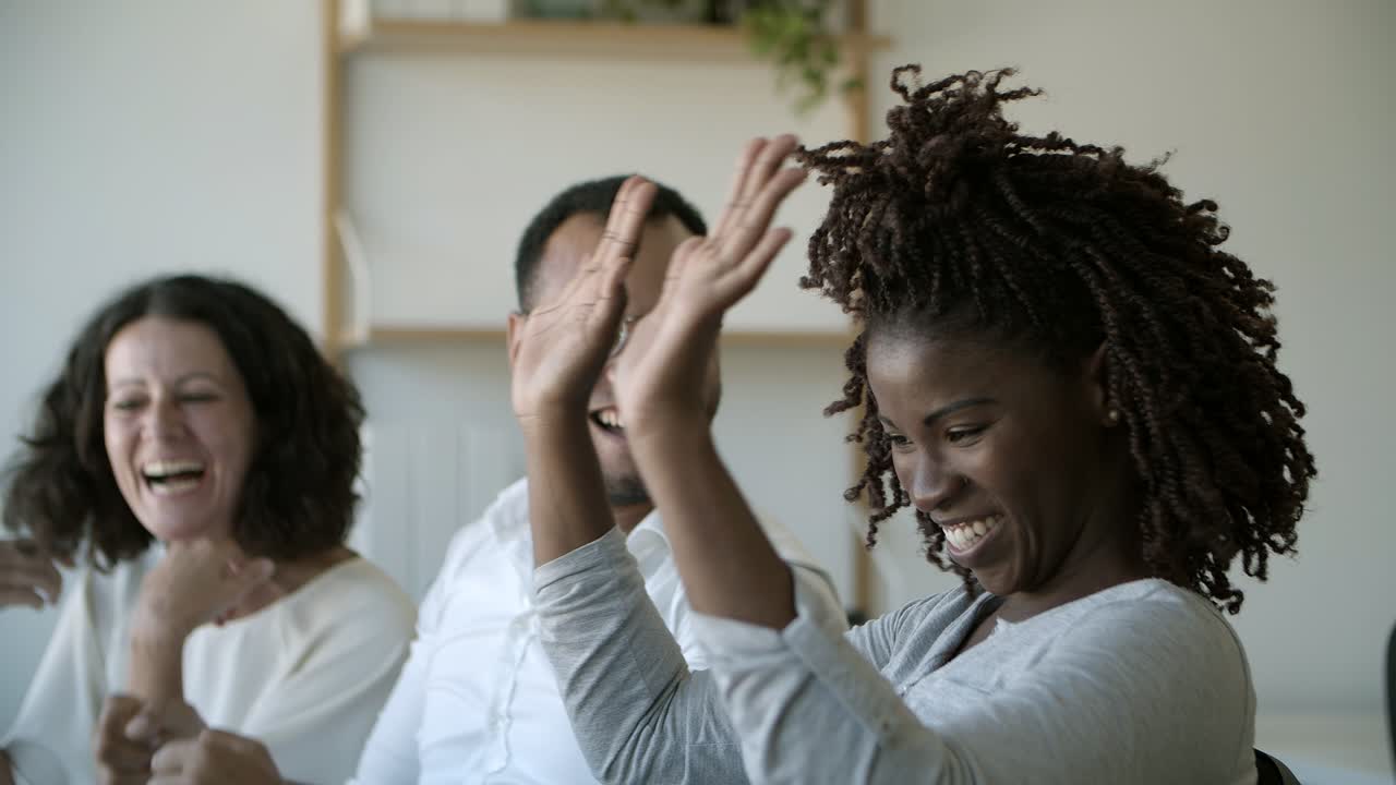 empleados exitosos hablando mientras están sentados en la oficina