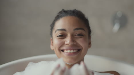 mujer relajándose en un baño de burbujas