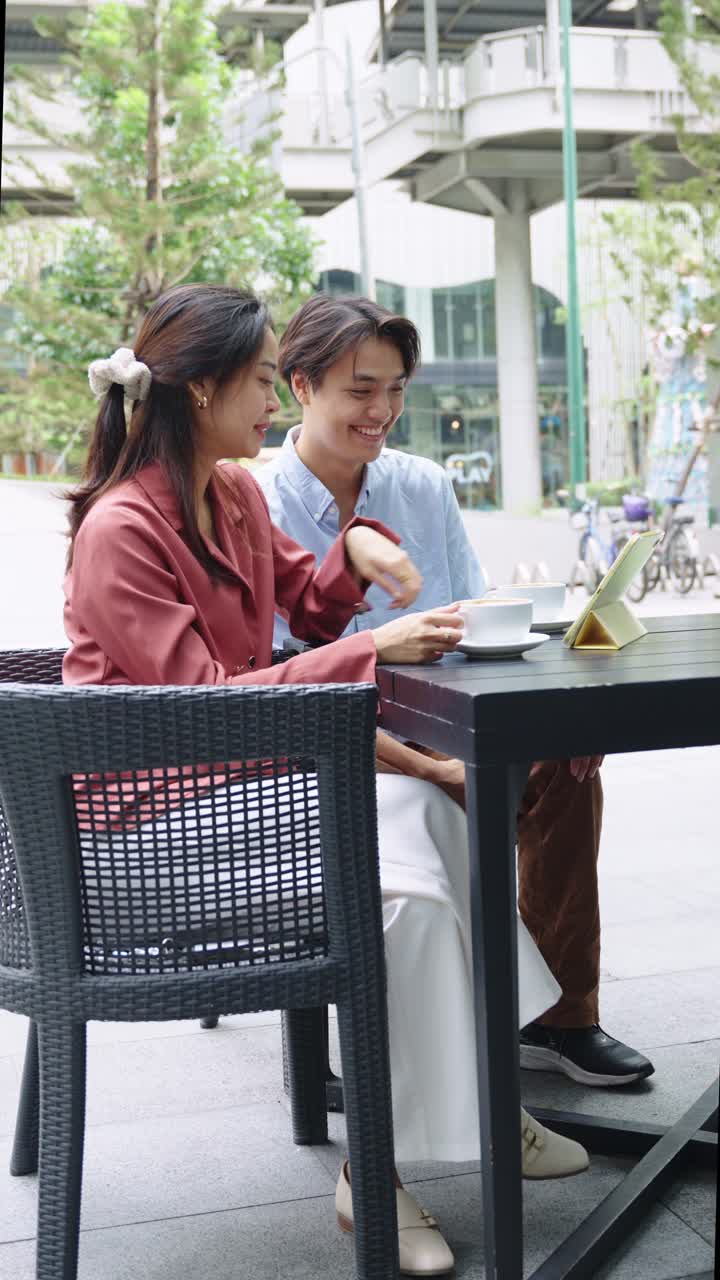 커플 이 야외 카페 에서 커피 를 마시고 있다