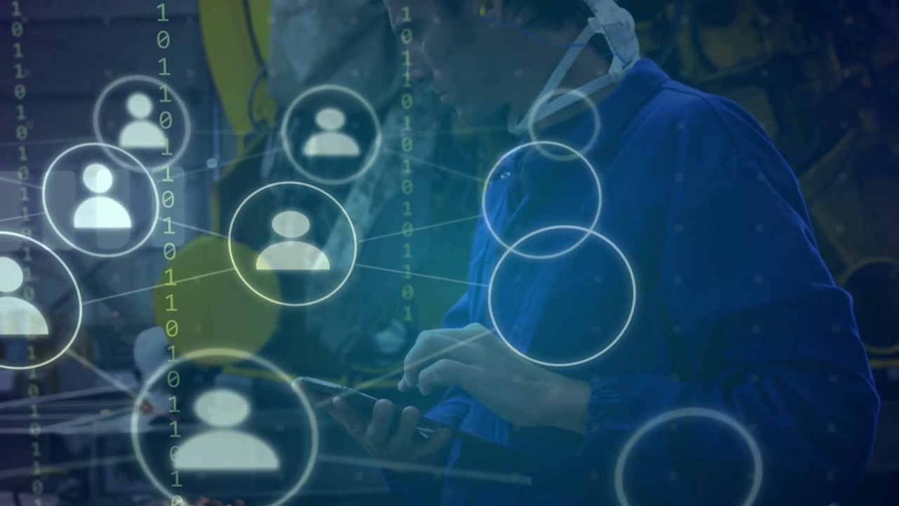 Tecnico che tocca un tablet e mostra una rete di avatar per la mappatura binaria attraverso un'officina industriale.