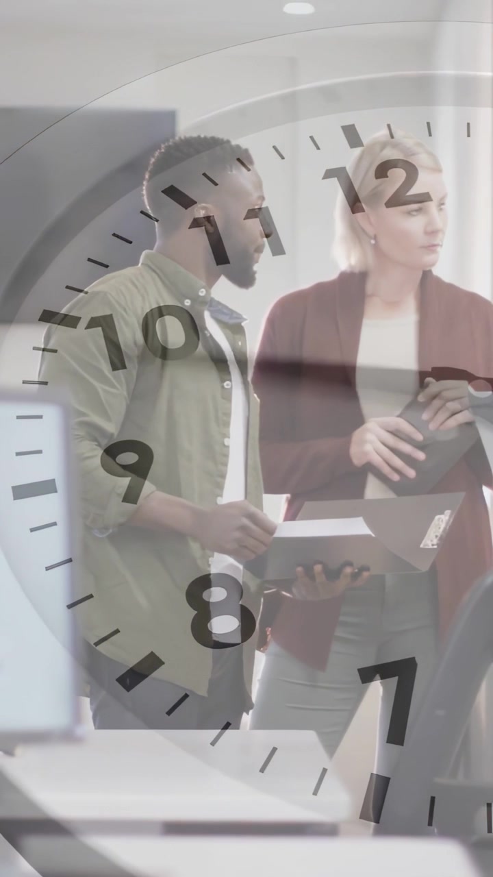 Video vertical: Hombre y mujer mirando la pantalla de la oficina, revisando una caja y una tableta con un reloj superpuesto.