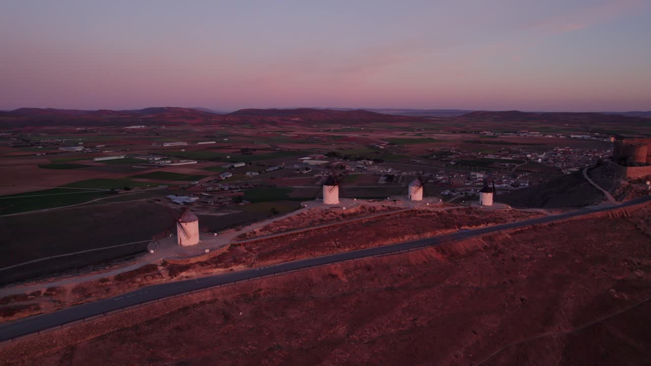 I Molinos de Viento di Consuegra all'alba in Spagna