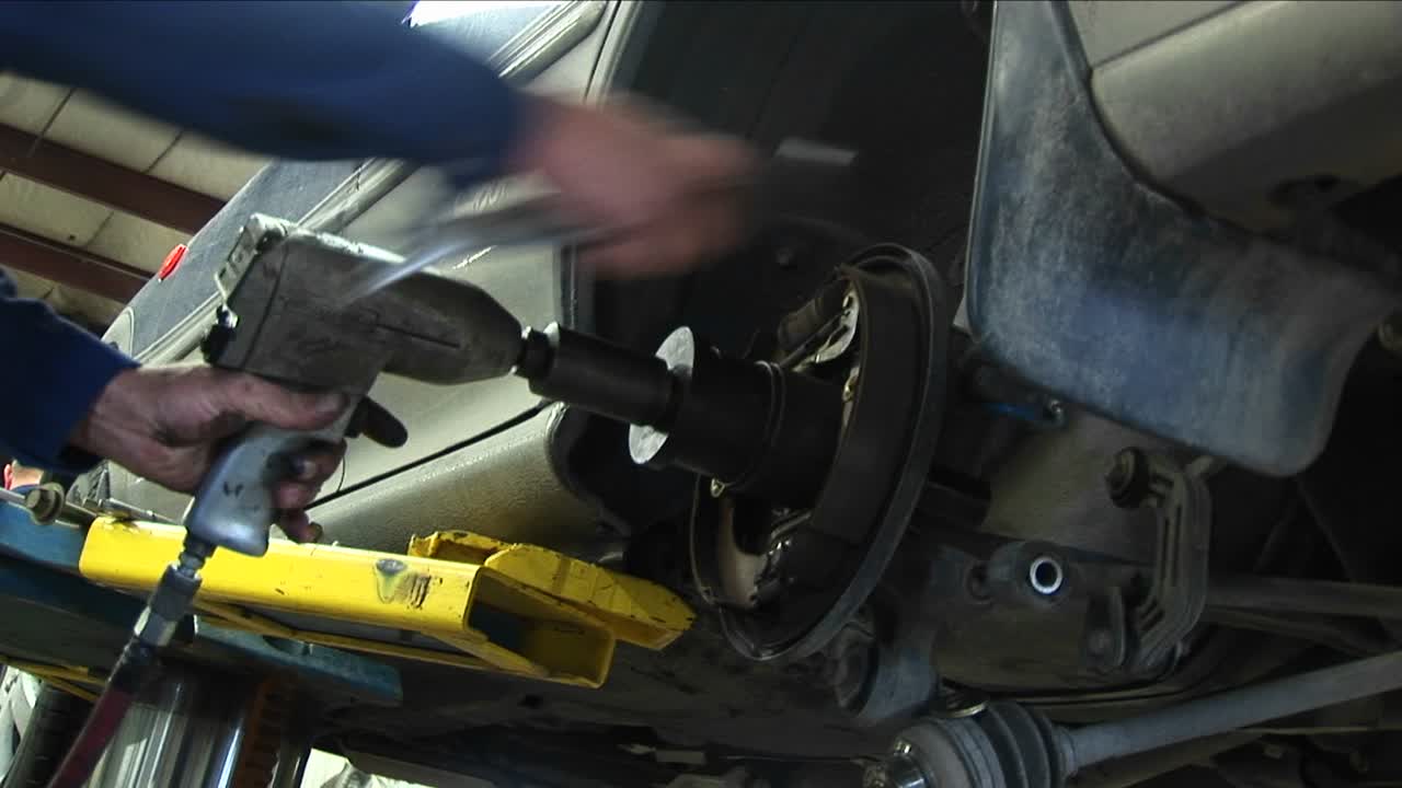 un mecánico trabaja en la reparación de una rueda con una variedad de herramientas