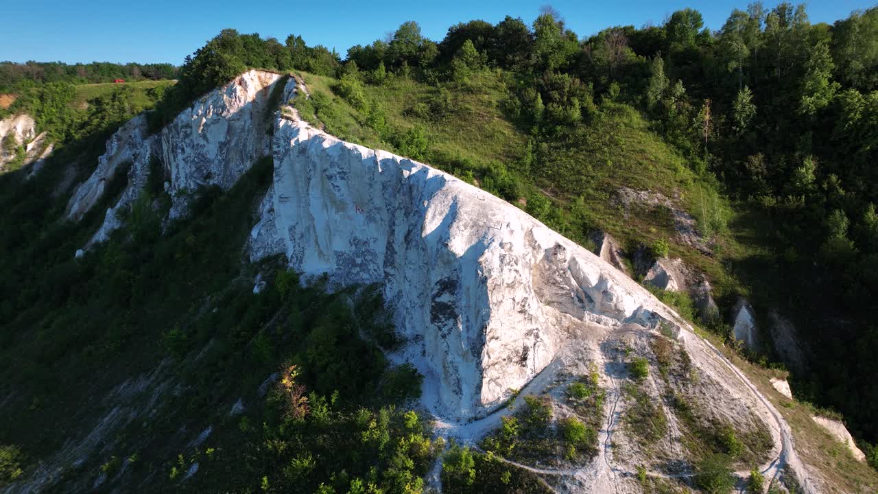 절벽 과 숲 이 있는 언덕 지형 의 공중 풍경