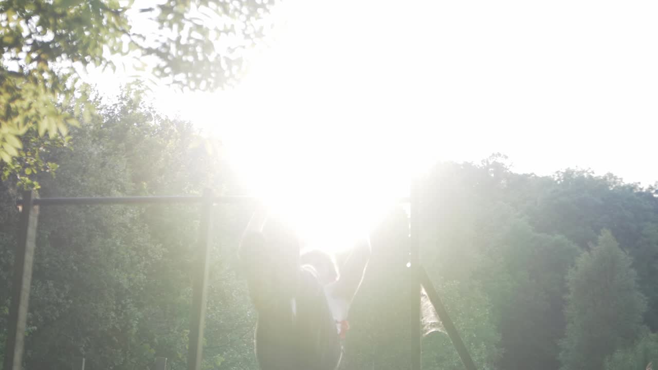 젊은 남자는 야외 운동 미용 체조 거리 운동 훈련을 강화합니다