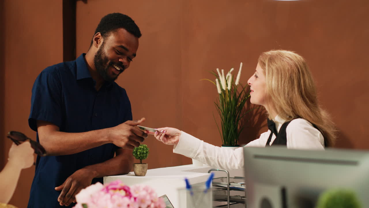 tomar la tarjeta de llave de la habitación de huéspedes