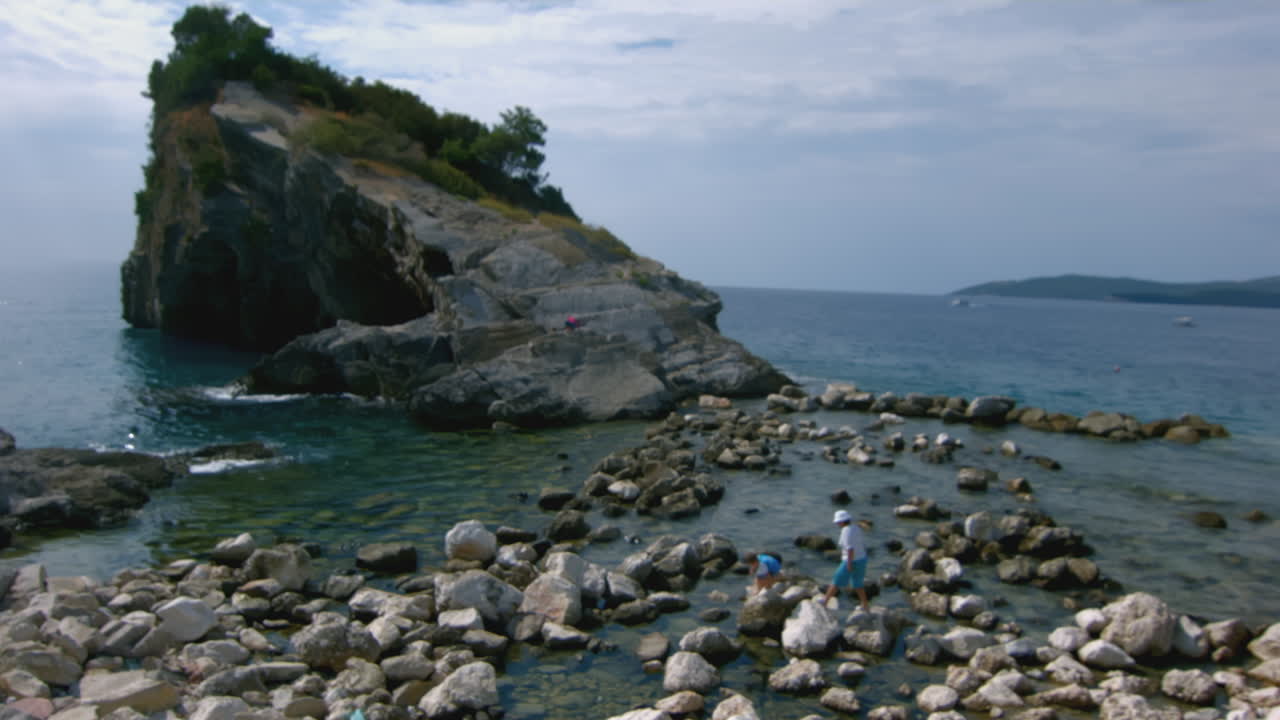 해안의 바위와 섬의 풍경
