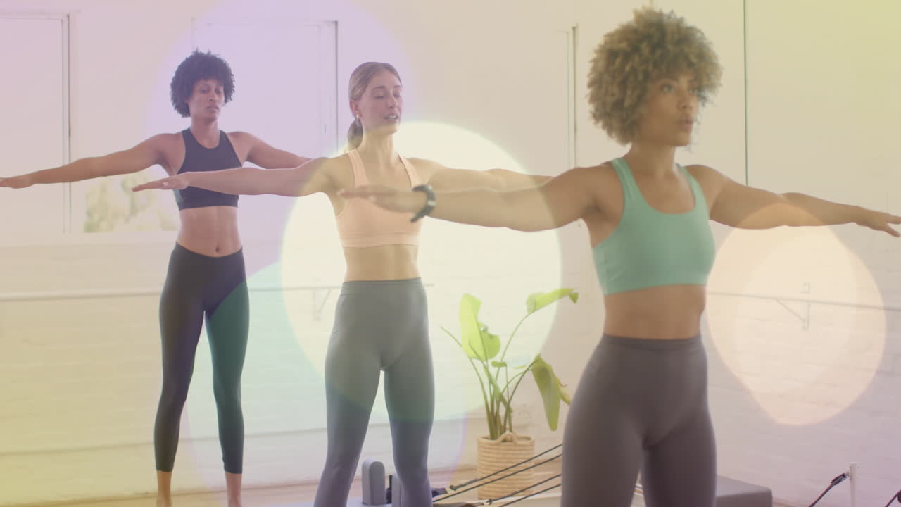 haciendo ejercicio en el estudio de fitness, mujeres estirando los brazos, círculos brillantes animación