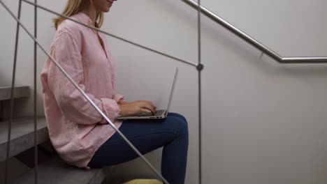 vista lateral de una mujer caucásica usando una computadora portátil en un hotel