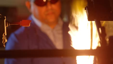 trabajador masculino que crea vidrio en una fábrica de vidrio 4k