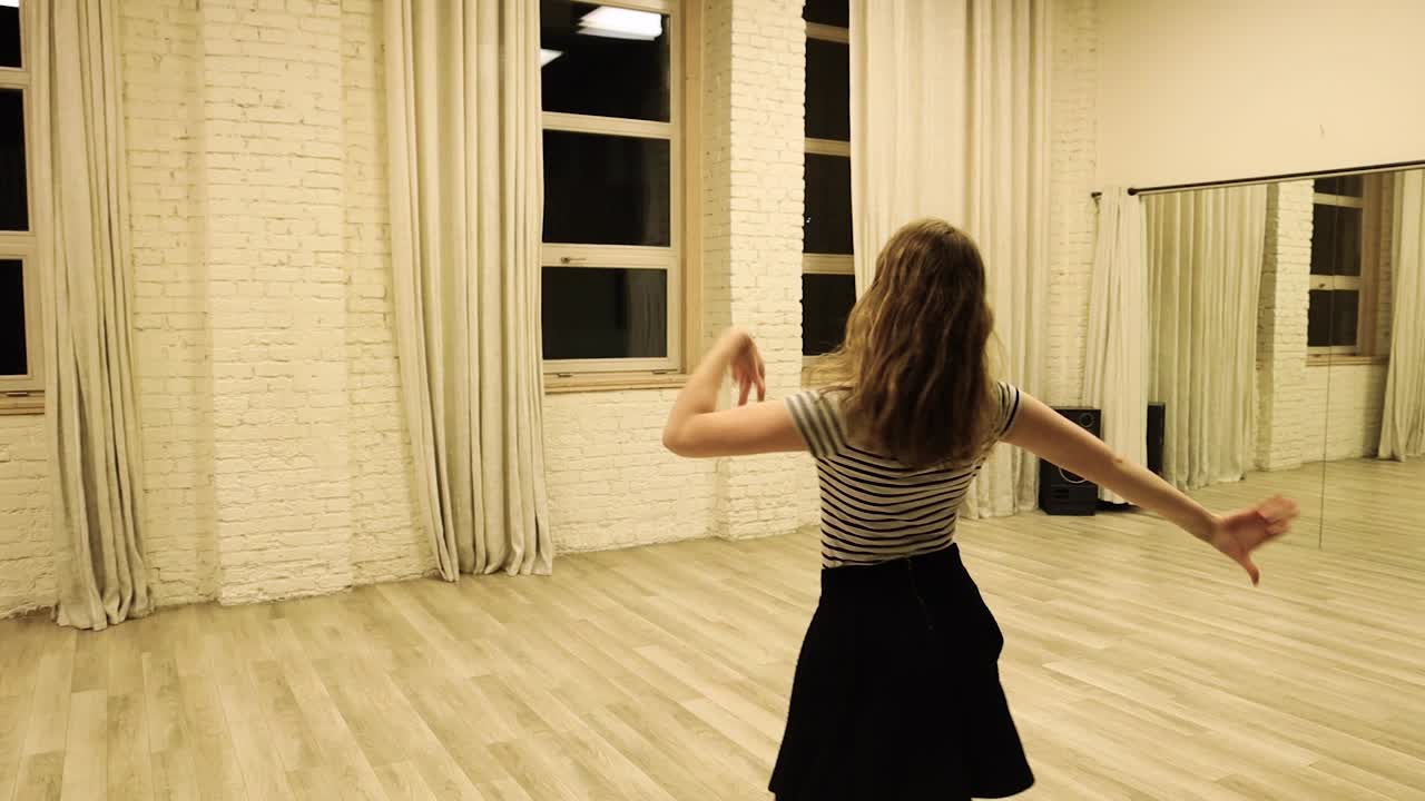 슬로우 모션 재능 있는 십 대 여성 댄서 춤