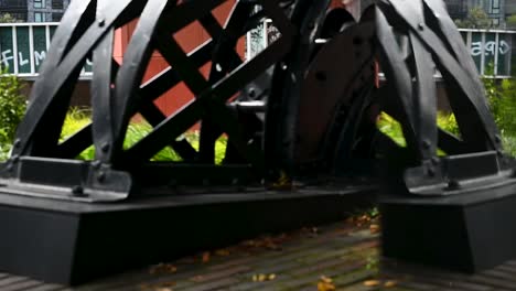 mirando a través del vidrio a la estructura del gasholder, londres, reino unido