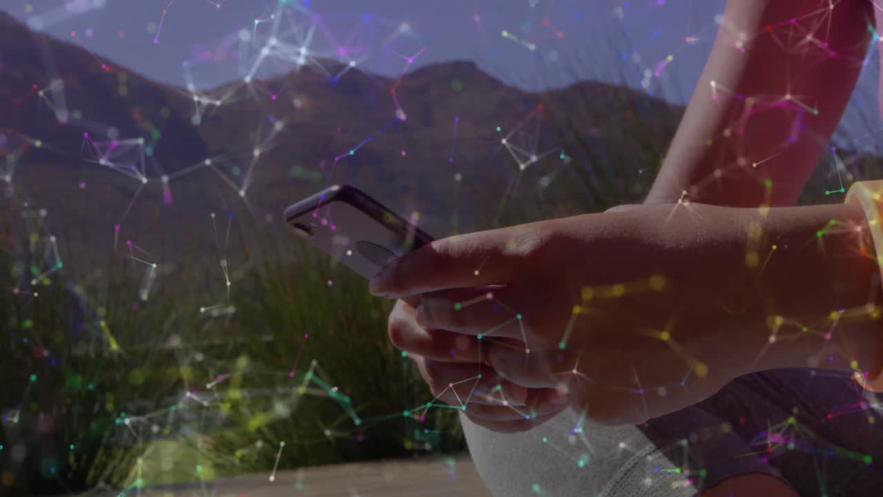 animación de redes de conexiones sobre mujeres usando teléfonos inteligentes en segundo plano