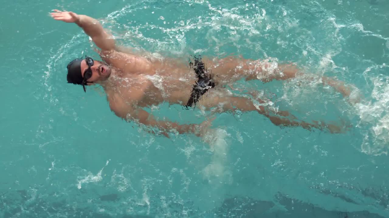 Misura l'uomo che nuota in piscina