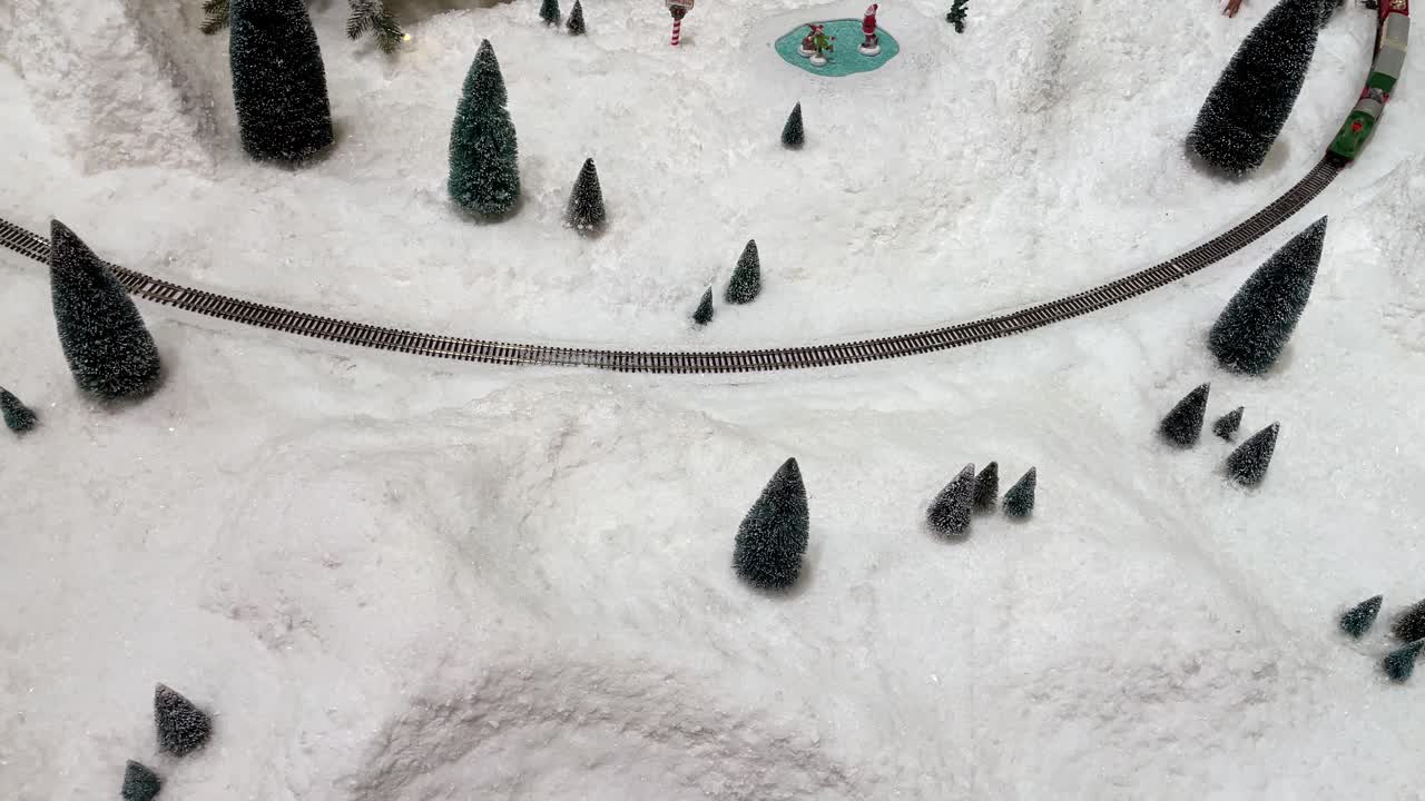 diorama de tren de navidad con nieve y figuras
