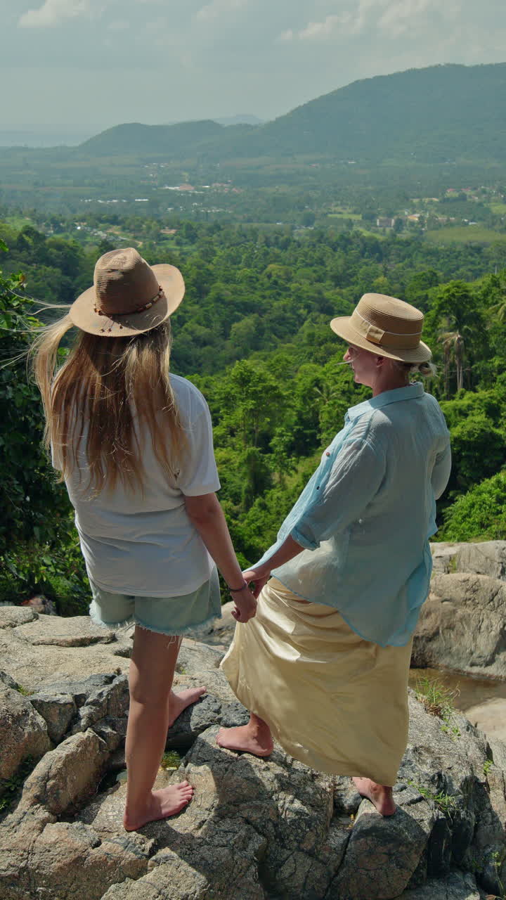 Donne che si godono un panorama tenendosi per mano