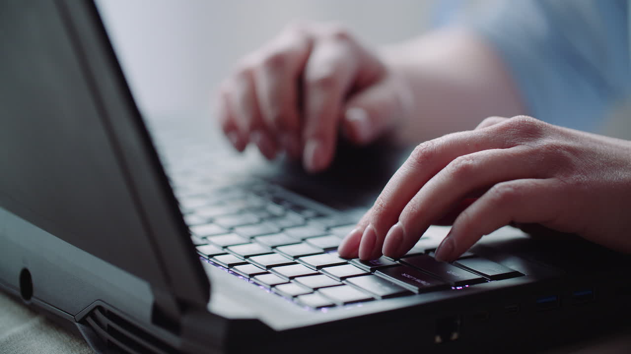 joven empresaria escribiendo respuesta al correo electrónico del cliente mujer escribiendo en el teclado 5