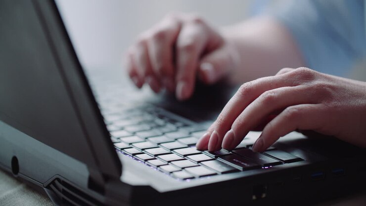 Junge Geschäftsfrau tippt auf Tastatur und beantwortet Kunden-E-Mails 5