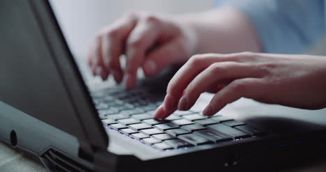 joven empresaria escribiendo respuesta al correo electrónico del cliente mujer escribiendo en el teclado 5