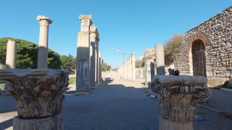 punto de vista del visitante a pie, ruinas de éfeso, turquía