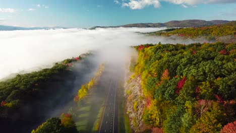 Schöne-Antenne-über-Einer-Autobahn-Durch-Den-Nebel-Im-Herbst-In-Neuengland-1