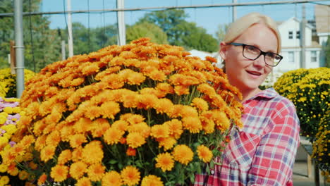 Florist-Trägt-Eimer-Mit-Orangenblüten