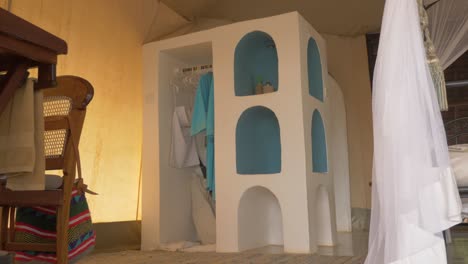 ropa colgada en un armario de hotel safari africano