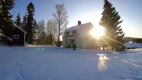 Lapso-De-Tiempo-De-Palear-La-Nieve-Frente-A-Una-Villa-Blanca-En-Una-Soleada-Mañana-De-Invierno-En-Dalarna,-Suecia