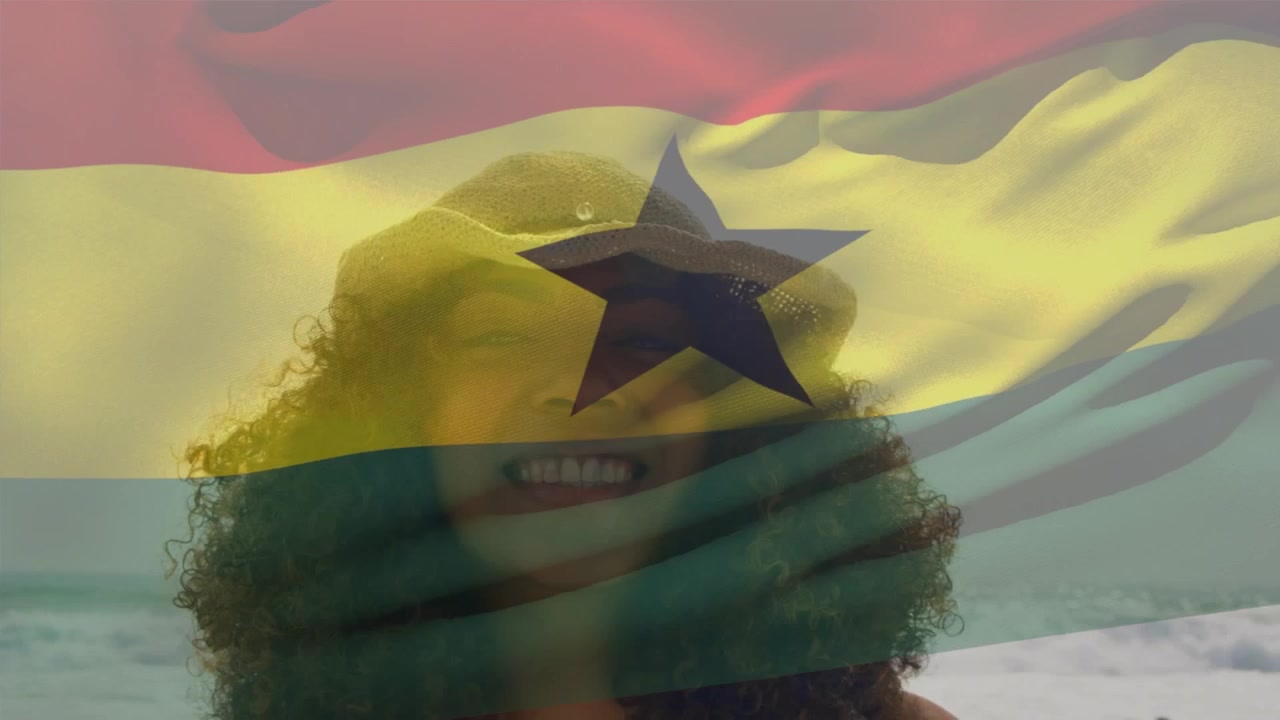 Animation af Ghanas flag over afroamerikansk kvinde på stranden