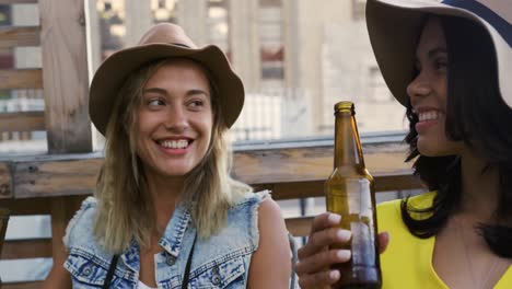 amigos adultos jóvenes pasando el rato en un techo