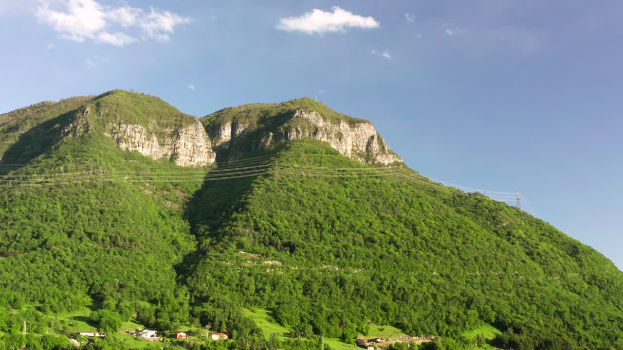 이탈리아 롬바르디아주 엔디네 호수 위를 날고 있는 드론