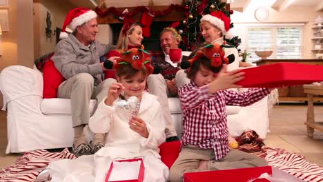 familia de tres generaciones celebrando la navidad