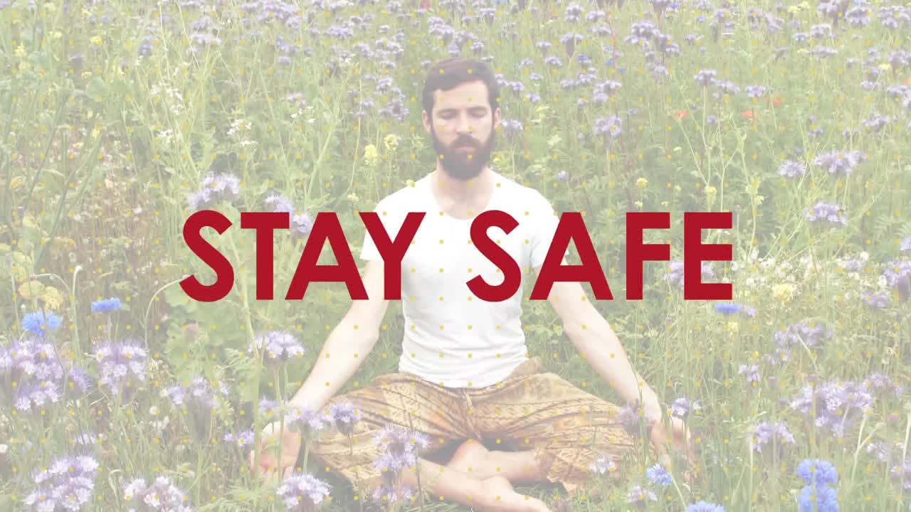 animación del mensaje de distanciamiento social sobre el hombre caucásico meditando