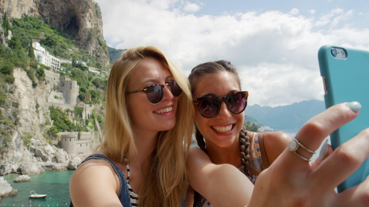 dos amigos tomando una selfie en la costa de amalfi