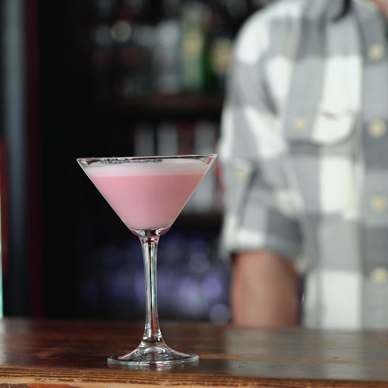 Barman dà fuoco a un cocktail. Concetto di servizi e bevande. Video quadrato
