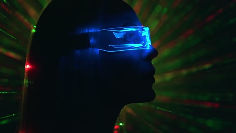 la hermosa mujer con gafas futuristas en un fondo de rayos de color