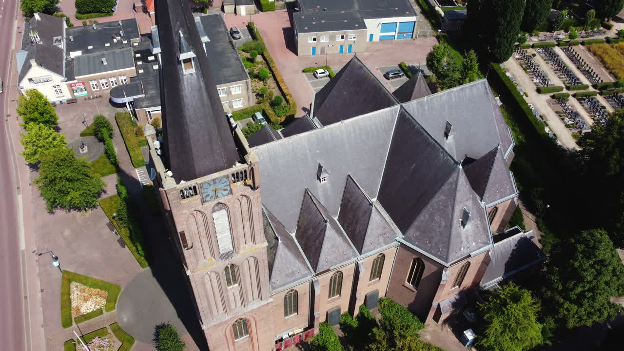 vista aérea de una iglesia en una pequeña ciudad