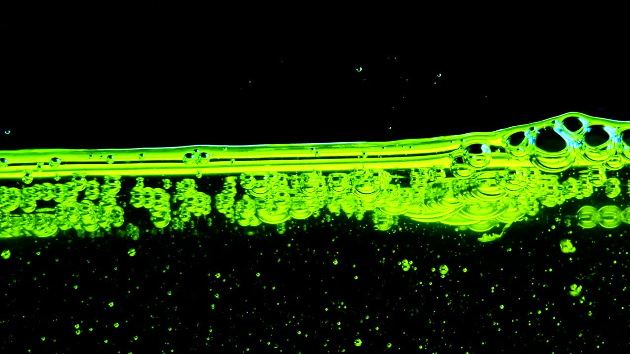 유리 배경 뒤에 있는 물 거품