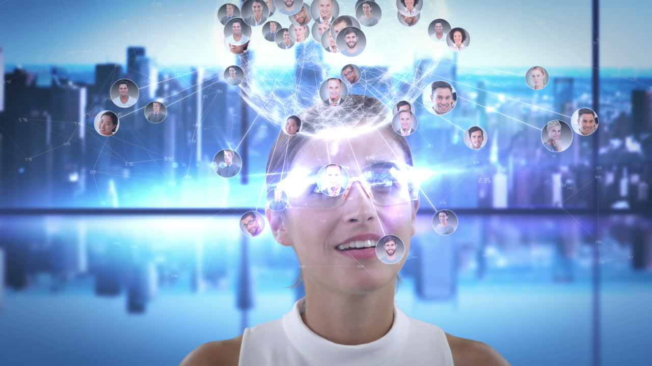 улыбающаяся женщина носит футуристические очки.